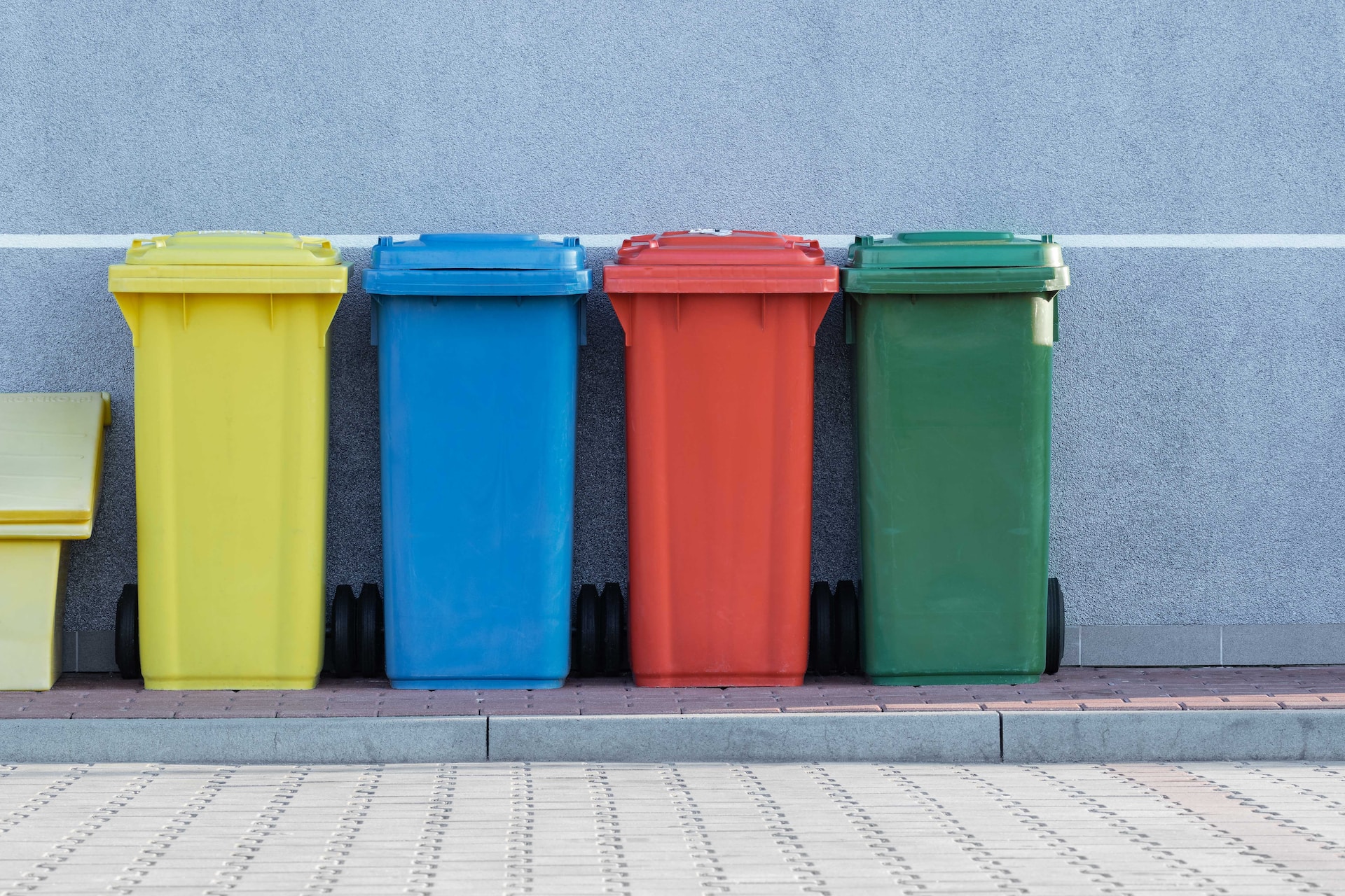 Mülltonnen in den Farben gelb, blau, rot und grün